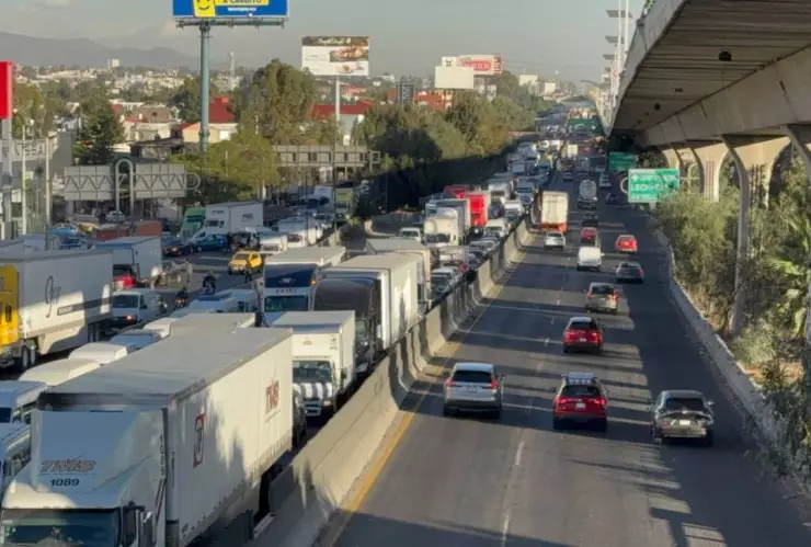 Manifestantes cierran la autopista México-Querétaro