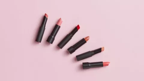 ¿Cuáles son los tonos de labial que iluminan la piel morena y apiñonada?