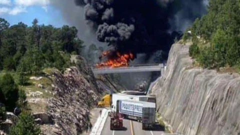 El humo se alcanzó a ver a lo lejos de la Mazatlán-Durango.