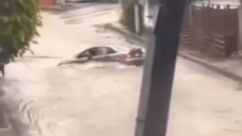 Mujer es arrastrada por la corriente en el Cañón del Pato en Tijuana este lunes 22 de enero de 2024