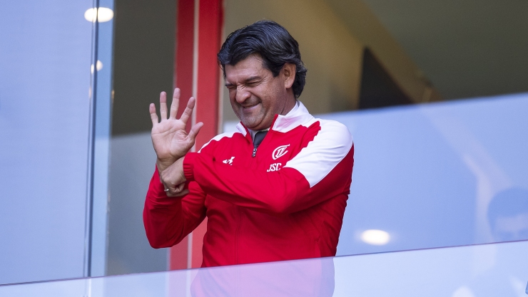 Jose Saturnino Cardozo en un palco del Estadio Nemesio Díez