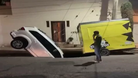 Camioneta cae en socavón en Culiacán, Sinaloa