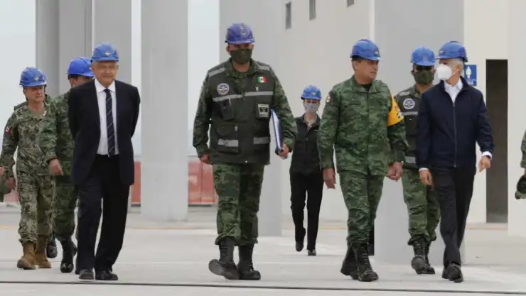 amlo recorrido aeropuerto santa lucia.jpg