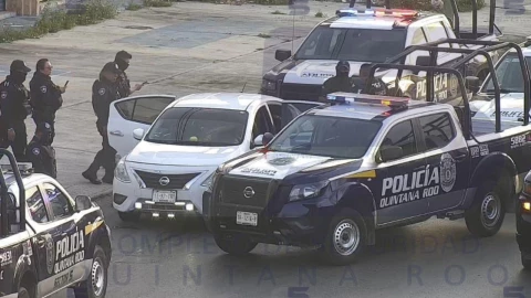 Video Detienen a taxista por agresión a Uber en Cancún