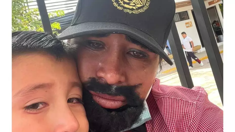 Madre se disfraza para celebrar el Día de Padre