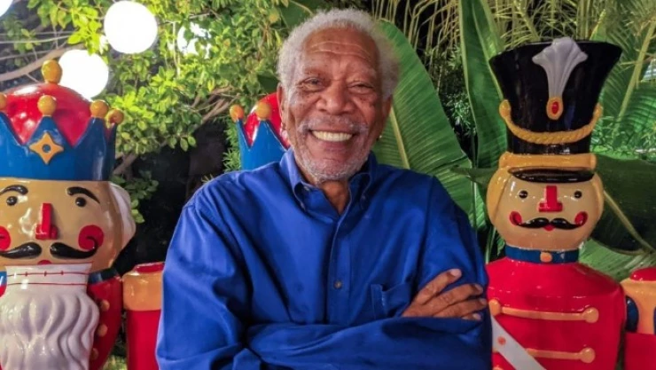Morgan Freeman revela el polémico motivo por el que usa aretes