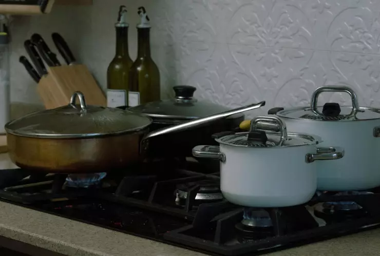 La mezcla de papa y sal que elimina las manchas de sartenes y ollas: ¡Es fácil y no los daña!