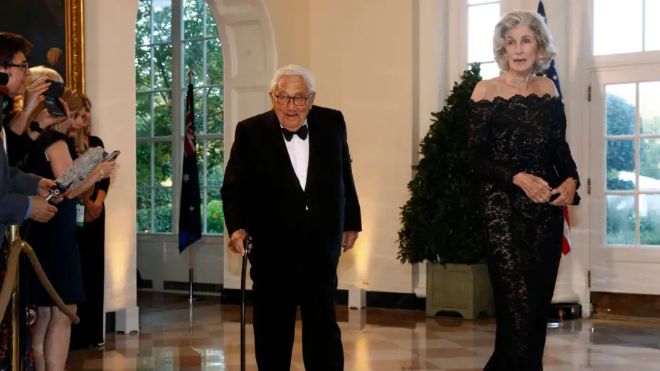 Henry Kissinger con su esposa Nancy Kissinger en la Casa Blanca en 2019.