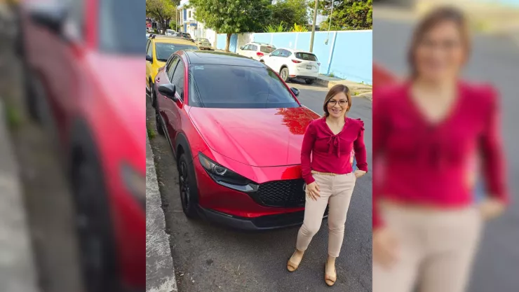 Hombre la regala camioneta a expareja y madre de su hijo.