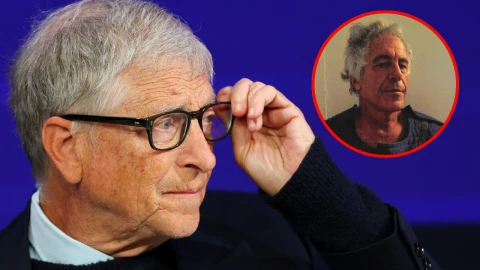 Bill Gates asiste a la 56.ª reunión anual del Foro Económico Mundial (FEM) en Davos, Suiza, el 21 de enero de 2026 y en un círculo rojo a la derecha: Jeffrey Epstein posa en un documento de investigación de la Oficina Federal de Prisiones relacionado con un posible intento de suicidio ocurrido el 23 de julio de 2019 en el Centro Correccional Metropolitano de Nueva York. Este documento forma parte de un nuevo conjunto de documentos de las investigaciones sobre el difunto financiero y delincuente sexual convicto. Departamento de Justicia de EE. UU.