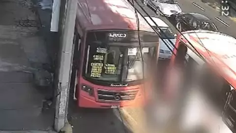 Mujer se salva de ser atropellada tras bajar de un camión en plena vía