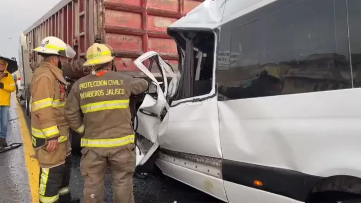 Fuerte accidente vehicular en la autopista a Zapotlanejo deja a dos personas sin vida