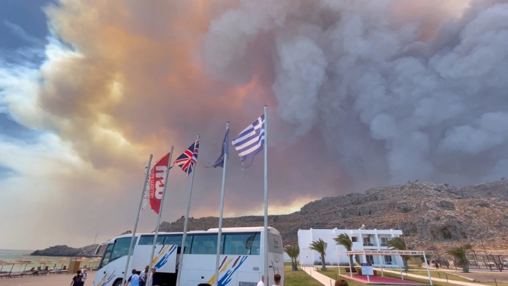 Grecia sufre por incendios y otra ola de calor; eso no impide que cientos de turistas intenten ingresar a la Acrópolis de Atenas.