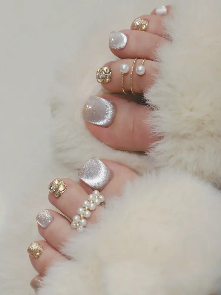 9 diseños de uñas blancas con dorado que puedes usar en los pies para lucir en natación