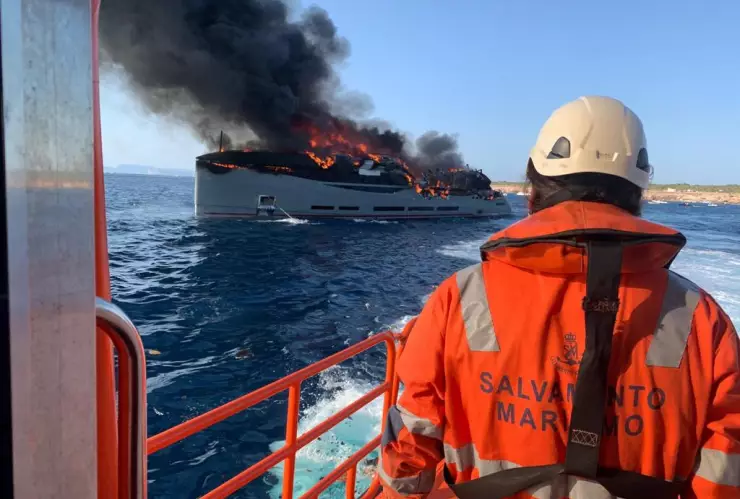 Incendio consume lujoso yate de 45 metros en islas de España