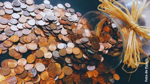 Significado de encontrar monedas en el suelo de la calle.