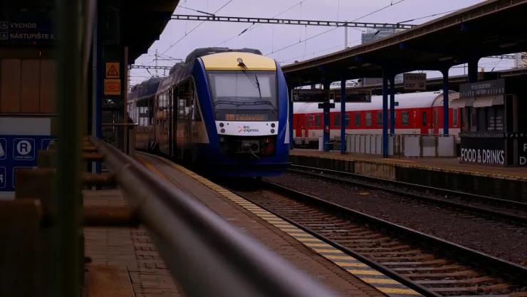 Hombre rocía con gasolina y prende fuego a mujer en un tranvía de Alemania