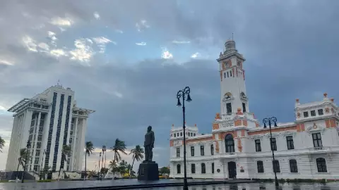Cielo nublado en puerto de Veracruz.