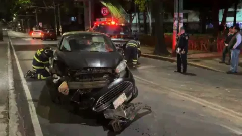 CDMX: Un fuerte choque en Río San Joaquín deja un auto destrozado en Azcapotzalco