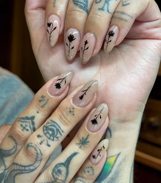 Uñas nude con flores góticas para la primavera 2026