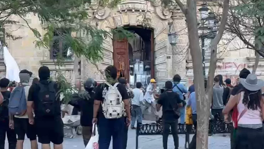 Detienen a 44 personas tras manifestaciones en el Centro de Guadalajara; ¿de qué se les acusa