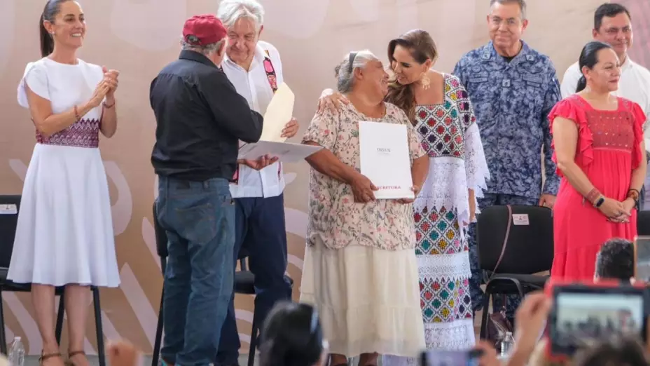 Entregan más de MIL títulos de propiedad a habitantes de la colonia Colosio en Playa del Carmen