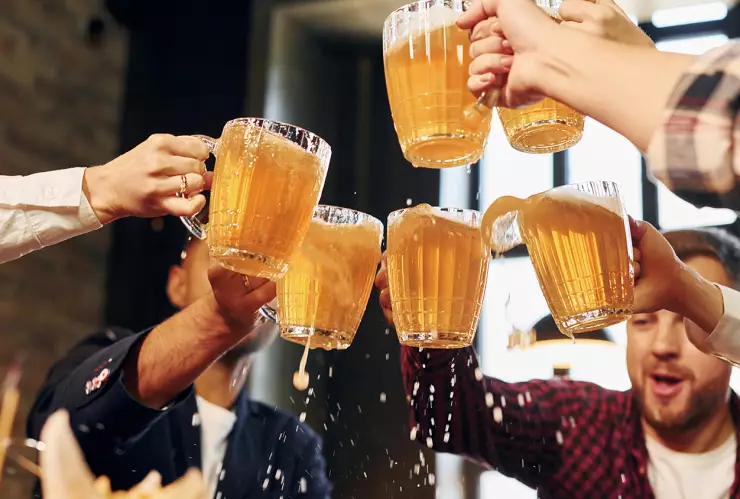 ¿Por qué no debes tomar cerveza en un vaso frío? Esto debes saber