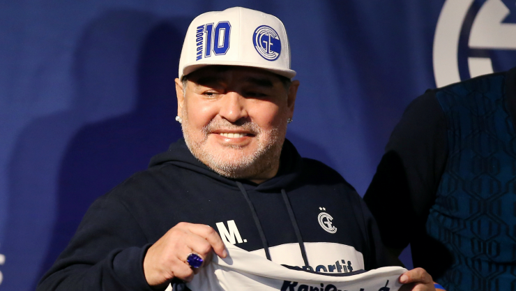 Maradona vuelve al trabajo como DT de Gimnasia por videollamada