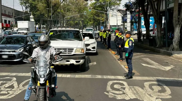 Policías de la CDMX durante un operativo para evitar infracciones.