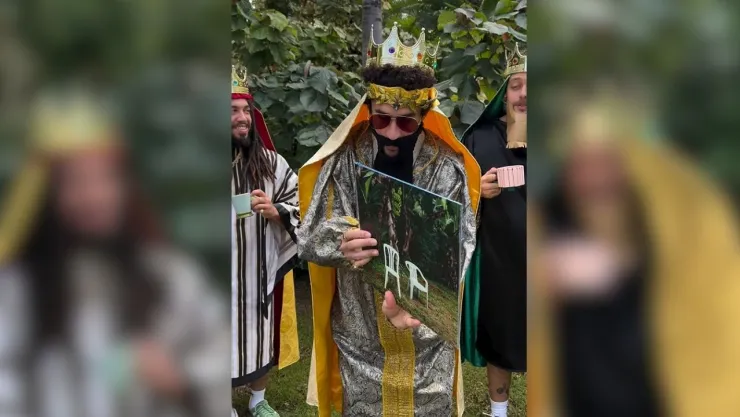 Bad Bunny lanza álbum Debí tirar más fotos vestido de Rey Mago