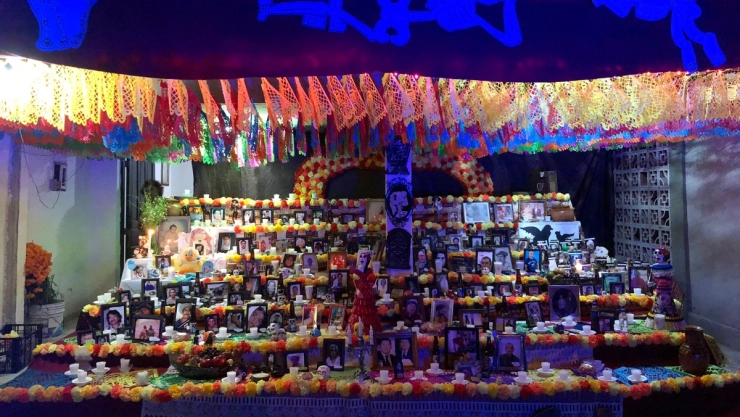 altar-de-muertos-mujer-vecinos