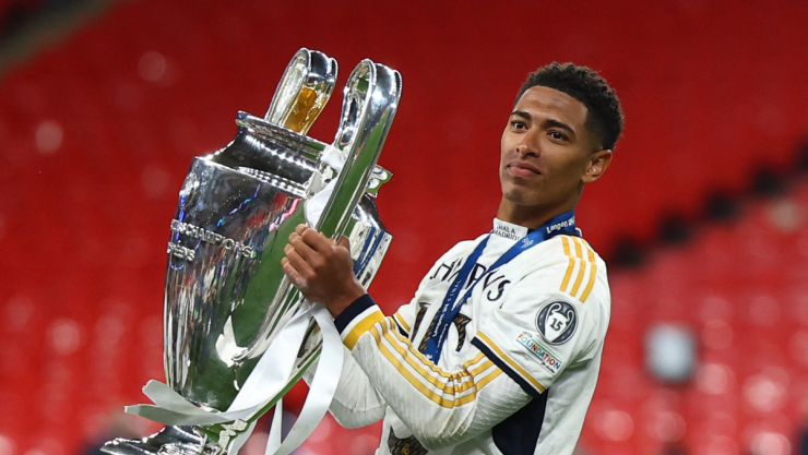 Jude Bellingham con la Copa de la Champions League