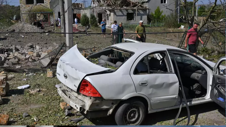 Daños por ataques rusos en Usatove, Ucrania.