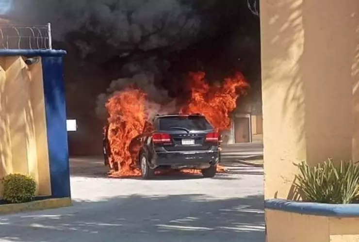 Camioneta se incendia en la entrada de motel La Sabana en Atlixco