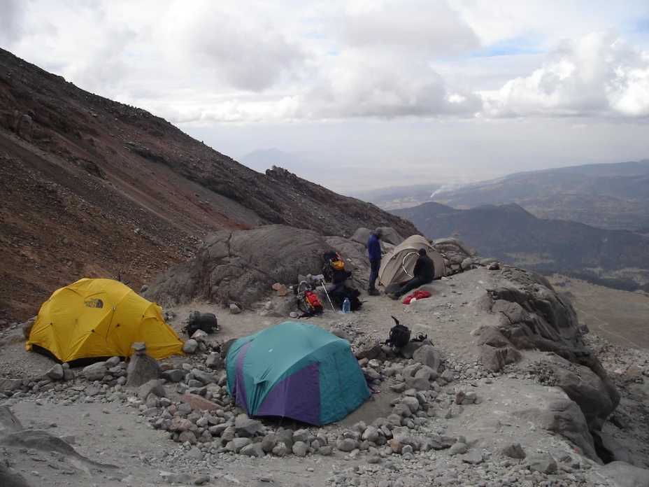 Los alpinistas hallaron el cuerpo de a unos 5,400 metros de altura, en la cara norte del volcán.