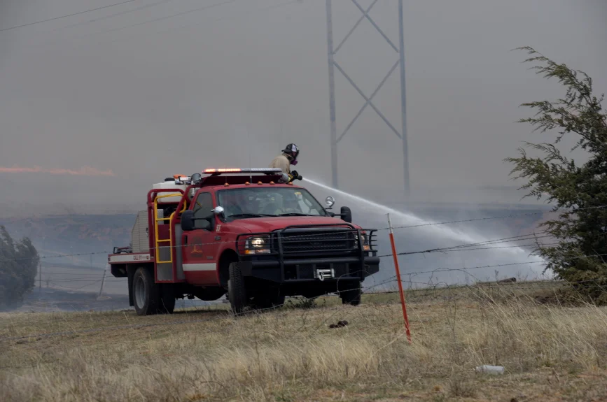 Los equipos de bomberos enfrentan un gran peligro de incendio severo.