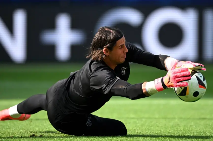 Yann Sommer en su calentamiento previo al partido en contra de Italia.jpg