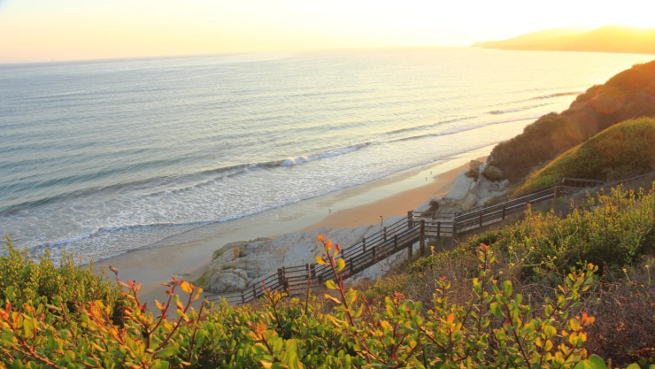 una vista del paisaje del hermoso Capitan State Beach durante el atardecer