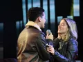 Le cantó, la abrazó y al final sellaron la presentación con un beso muy romántico.