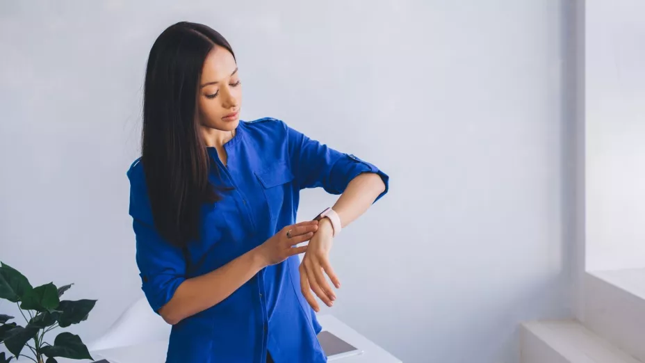 Usar reloj, para la psicología, refleja organización, disciplina y responsabilidad, mostrando rasgos de personalidad claros.