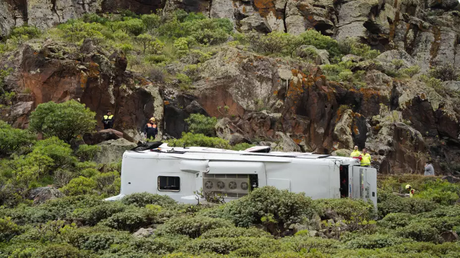 Un autobús turístico volcado en Islas Canarias, España.