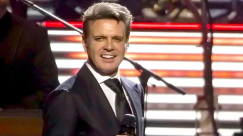 Así celebró su cumpleaños 54 Luis Miguel en pleno concierto