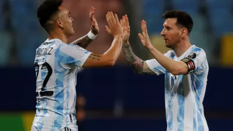 Messi celebra con Lautaro Martínez