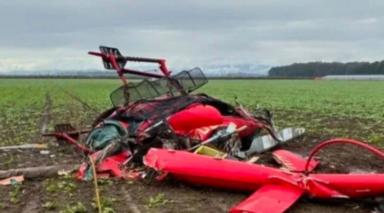 VIDEO _ ¡Se cruzaron en el aire! Dos helicópteros chocan durante el vuelo y caen destrozados; hay tr.jpg