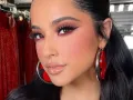 Becky G con aretes maxi. .jpg