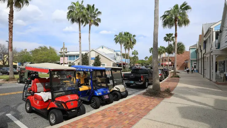 un hermoso día soleado en la comunidad de The Villages en Florida