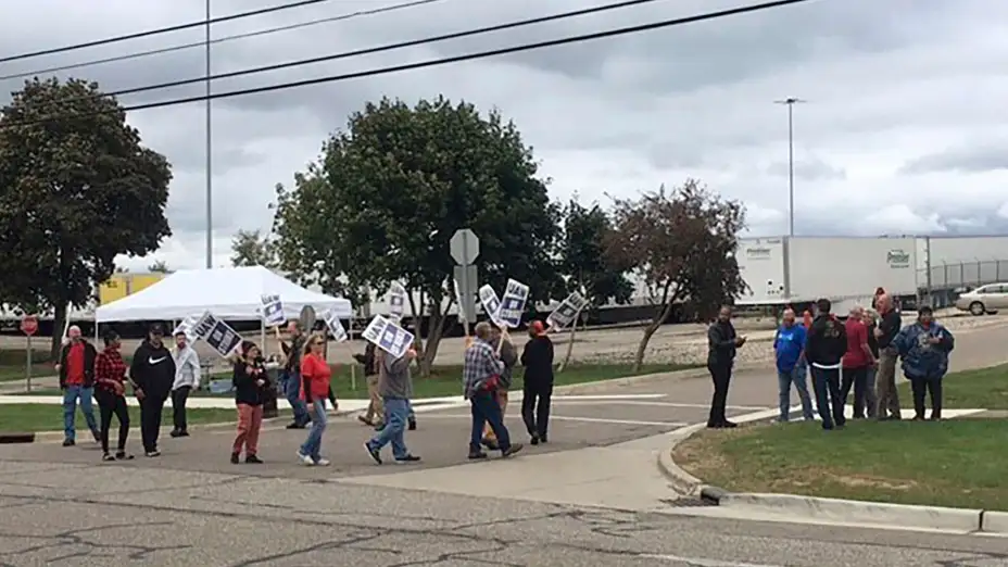 Sindicalistas de United Auto Workers protestan en Michigan.