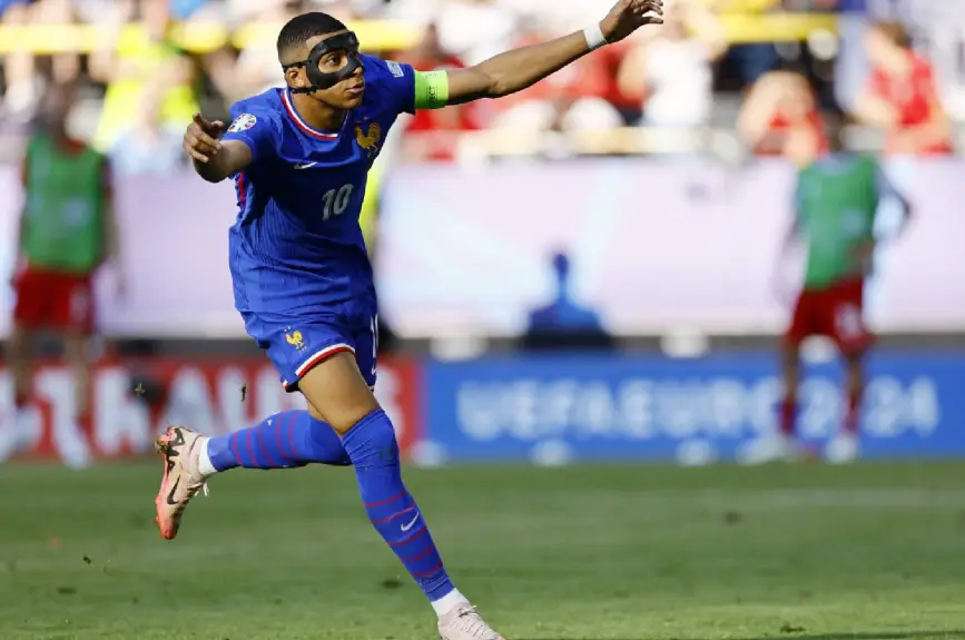 Kylian Mbappé festejando el gol tras convertir el penal.jpg