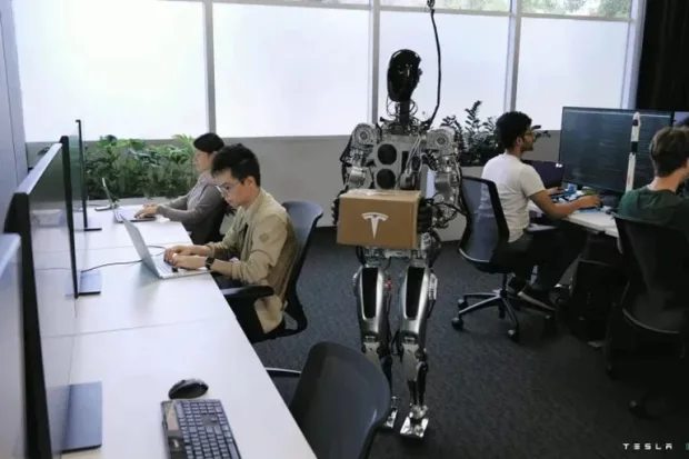El robot humanoide diseñado por Tesla es capaz de regar las plantas, transportar cajas y mover barras metálicas.