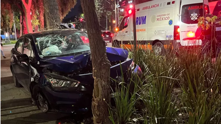 CDMX: Un auto se estrelló sobre el camellón de Canal de Miramontes durante la madrugada